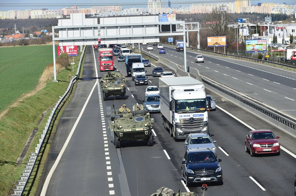 Vojenský konvoj na pražském okruhu zastavila nehoda několika kamionů