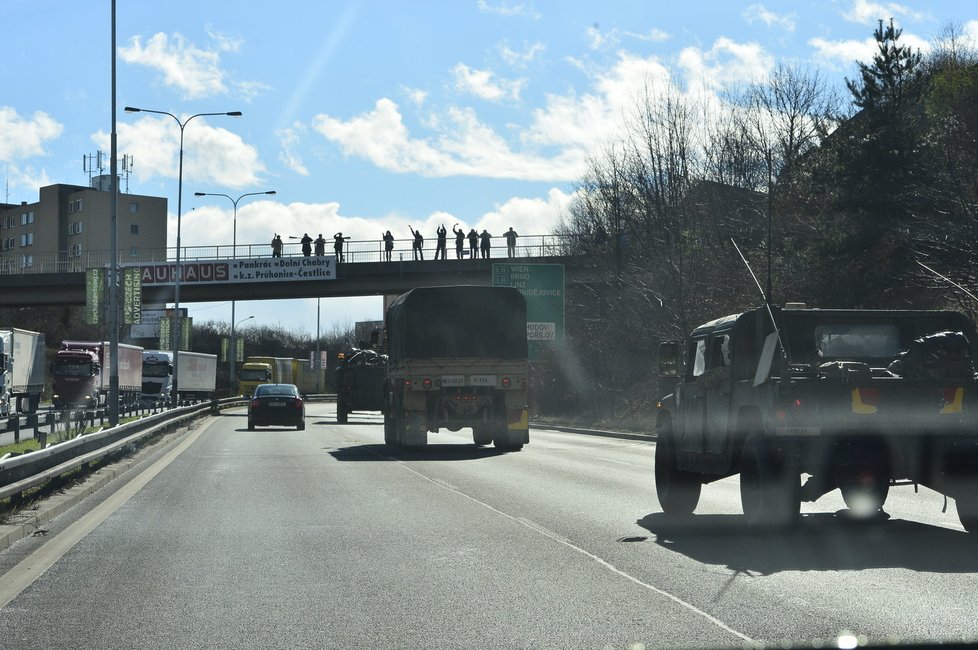 Vojenský konvoj na pražském okruhu