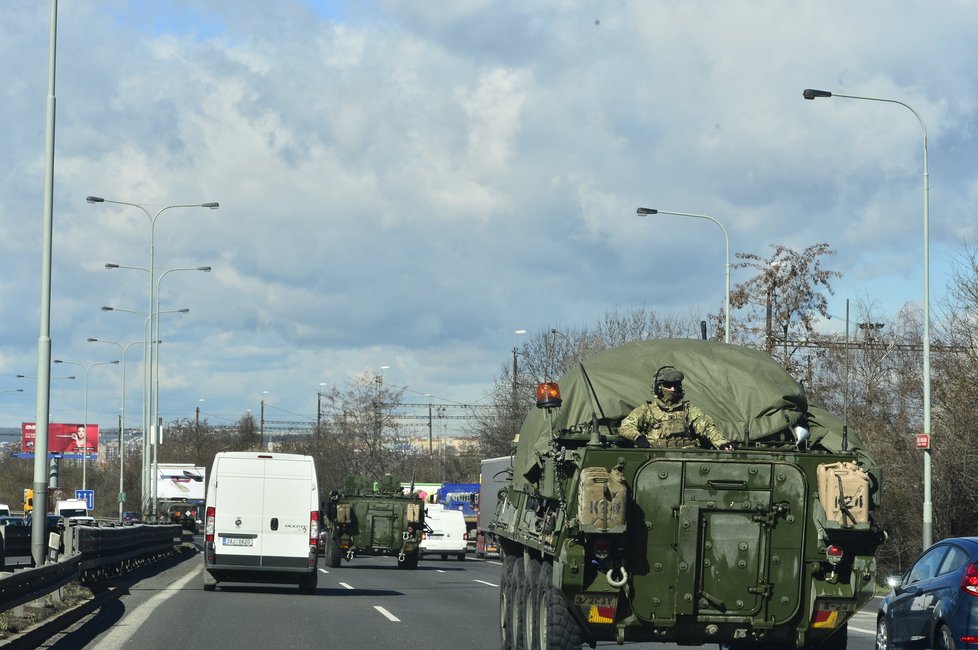 Vojenský konvoj na pražském okruhu