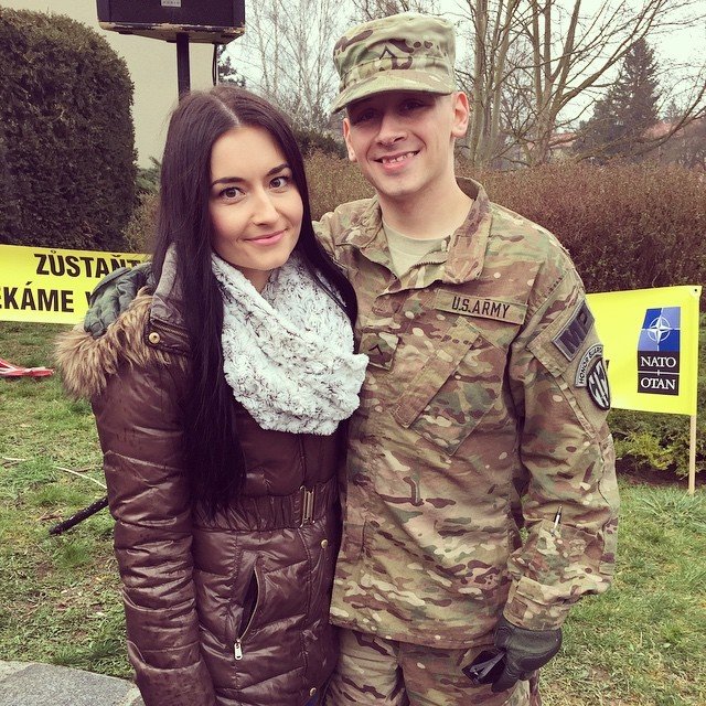 Fanoušci sdílejí fotky s americkými vojáky na sociálních sítích