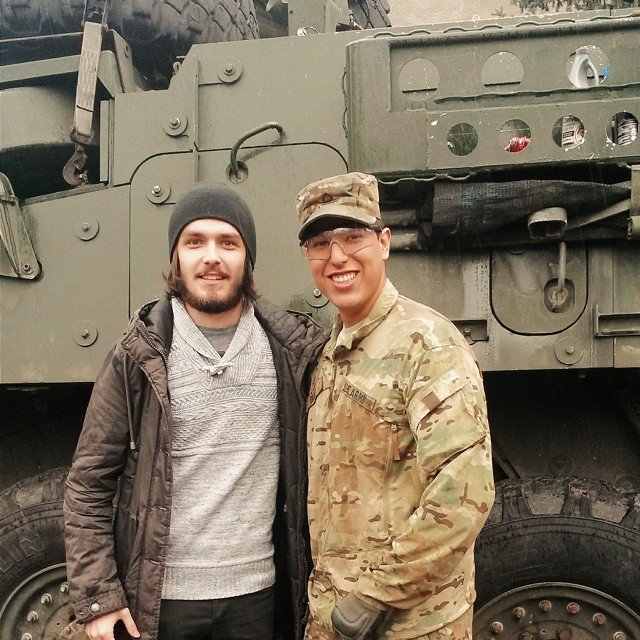 Fanoušci sdílejí fotky s americkými vojáky na sociálních sítích