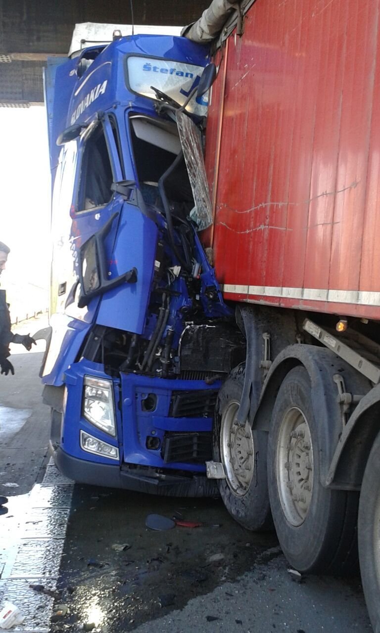 Konvoj na pražském okruhu zastavila nehoda několika kamionů