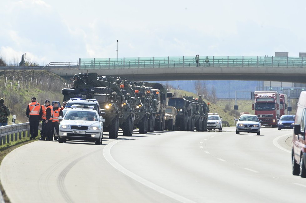 Konvoj na pražském okruhu zastavila nehoda několika kamionů