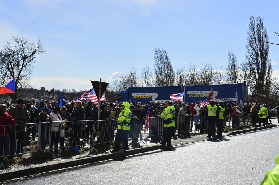 Na konvoj v Praze čekaly jen dvě desítky odpůrců, zato stovky příznivců