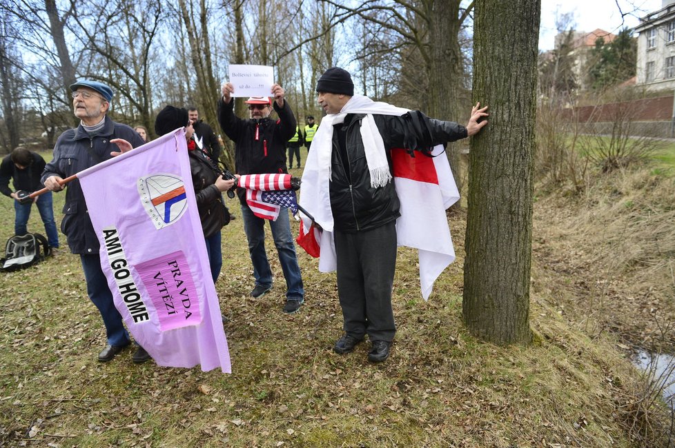 Na konvoj v Praze čekaly jen dvě desítky odpůrců, zato stovky příznivců