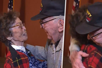 Neuvěřitelné shledání po 70 letech: Veterán (91) z korejské války se setkal s dávnou láskou
