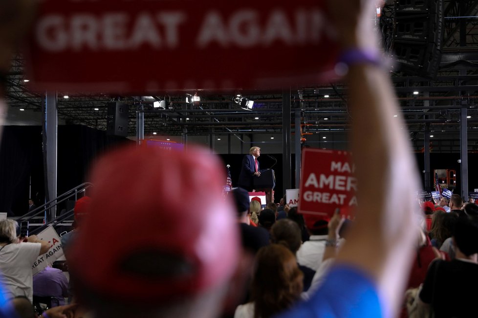 Americký prezident Donald Trump navzdory koronavirové krizi uspořádal předvolební mítink uvnitř.