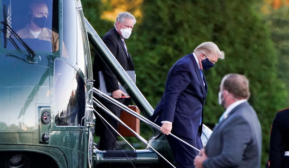 Americký prezident Donald Trump po příletu do vojenské nemocnice.