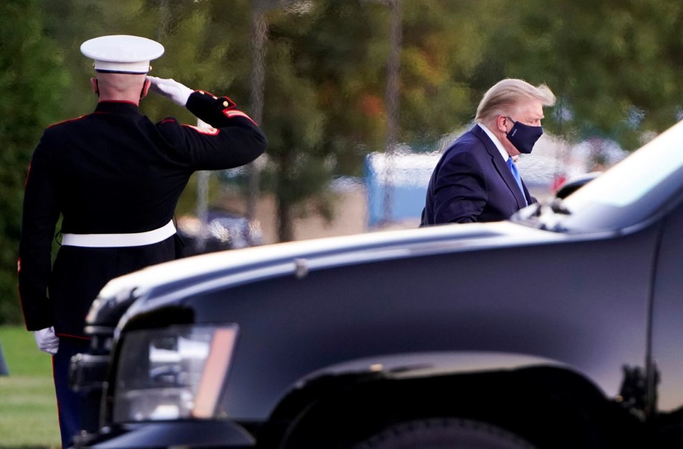 Americký prezident Donald Trump po příletu do vojenské nemocnice.