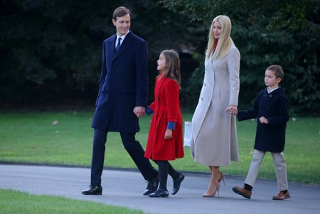 Poradkyně Bílého domu Ivanka Trumpová s rodinou.