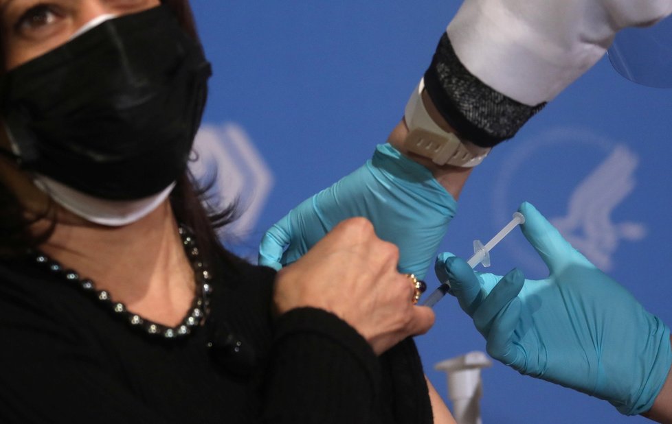 Viceprezidentka Kamala Harrisová během očkování Viceprezidentka Kamala Harrisová během očkování
