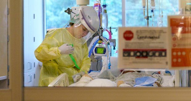 Nemocnice začínají plnit děti, přes 500 jich zemřelo. Doktoři v USA volají po masivním očkování 