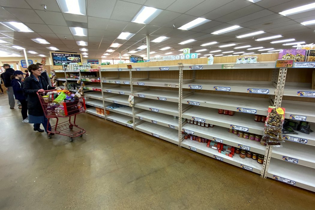 Američané propadli panice a vykupují zásoby. Z obchodů mizí těstoviny a další trvanlivé potraviny. (13.3.2020)