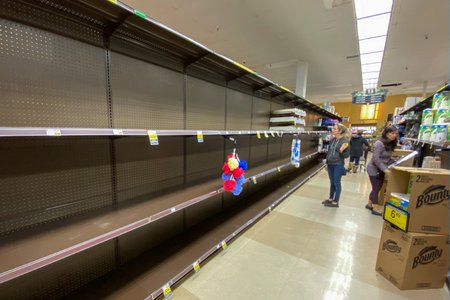 Američané propadli panice a vykupují zásoby. Z obchodů mizí těstoviny a další trvanlivé potraviny. (13. 3. 2020)