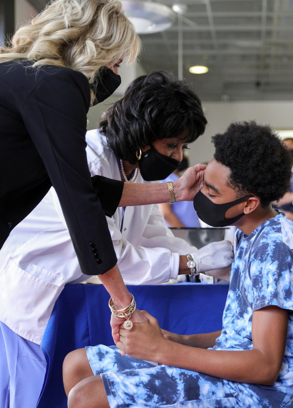 Koronavirus v USA: První dáma Jill Bidenová na návštěvě v očkovacím centru. Koronavirus v USA: První dáma Jill Bidenová na návštěvě v očkovacím centru.