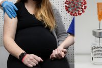 Vakcíny Moderna a Pfizer jsou bezpečné i během těhotenství, potvrdil americký úřad