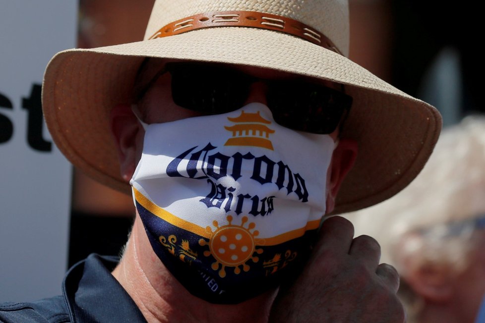 Protestující v USA má na sobě roušku s logem Corona
