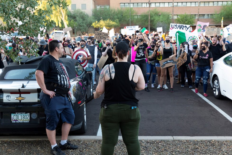 Boj s koronavirem v USA: Žena v Arizoně ve městě Phoenix vytáhla pušku na demonstranty hnutí Black Lives Matter - aby zabránila shlukování (4. 7. 2020)