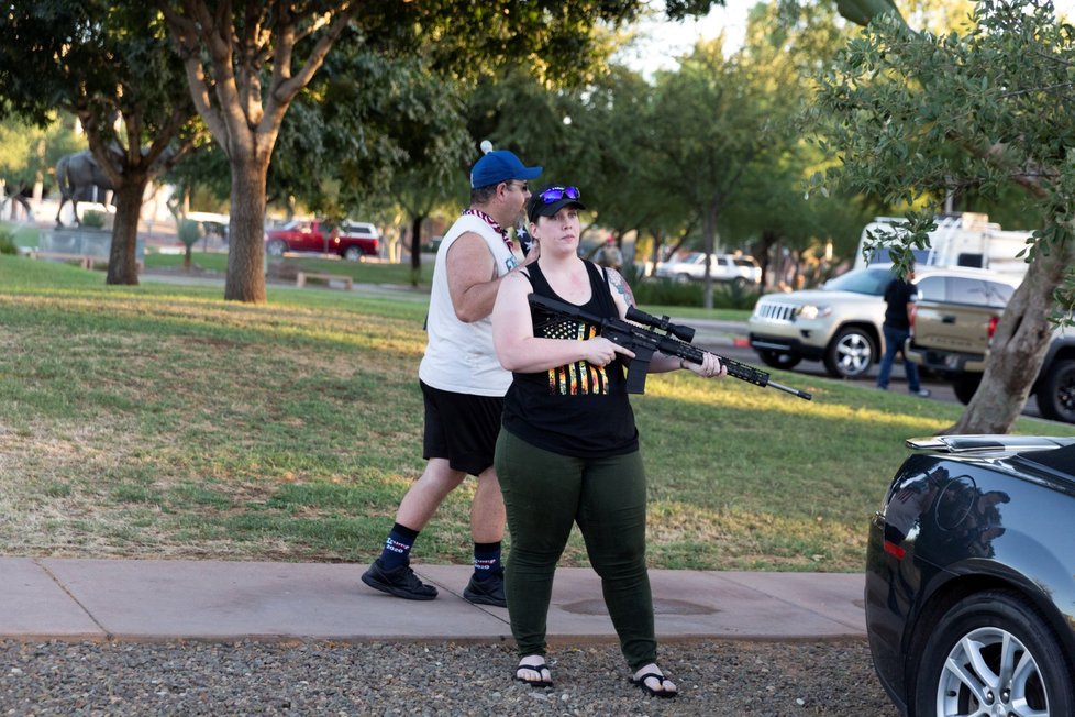 Boj s koronavirem v USA: Žena v Arizoně ve městě Phoenix vytáhla pušku na demonstranty hnutí Black Lives Matter, aby zabránila shlukování (4. 7. 2020).