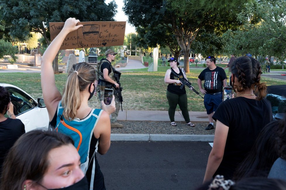 Boj s koronavirem v USA: Žena v Arizoně ve městě Phoenix vytáhla pušku na demonstranty hnutí Black Lives Matter - aby zabránila shlukování (4. 7. 2020)