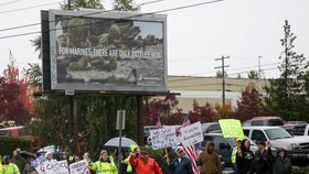 Zaměstnanci Boeingu v USA protestovali proti povinnému očkování.