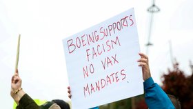 Zaměstnanci Boeingu v USA protestovali proti povinnému očkování.