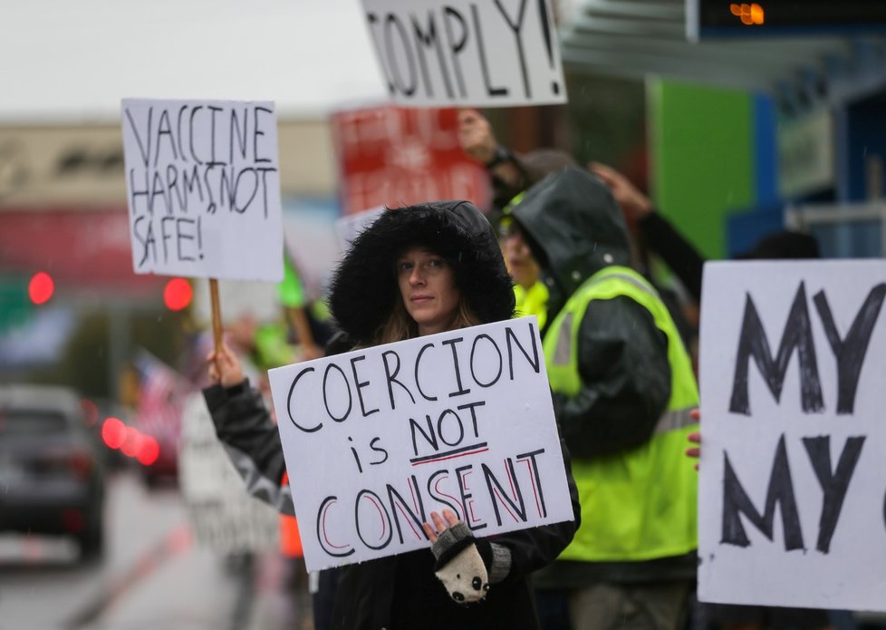 Zaměstnanci Boeingu v USA protestovali proti povinnému očkování.