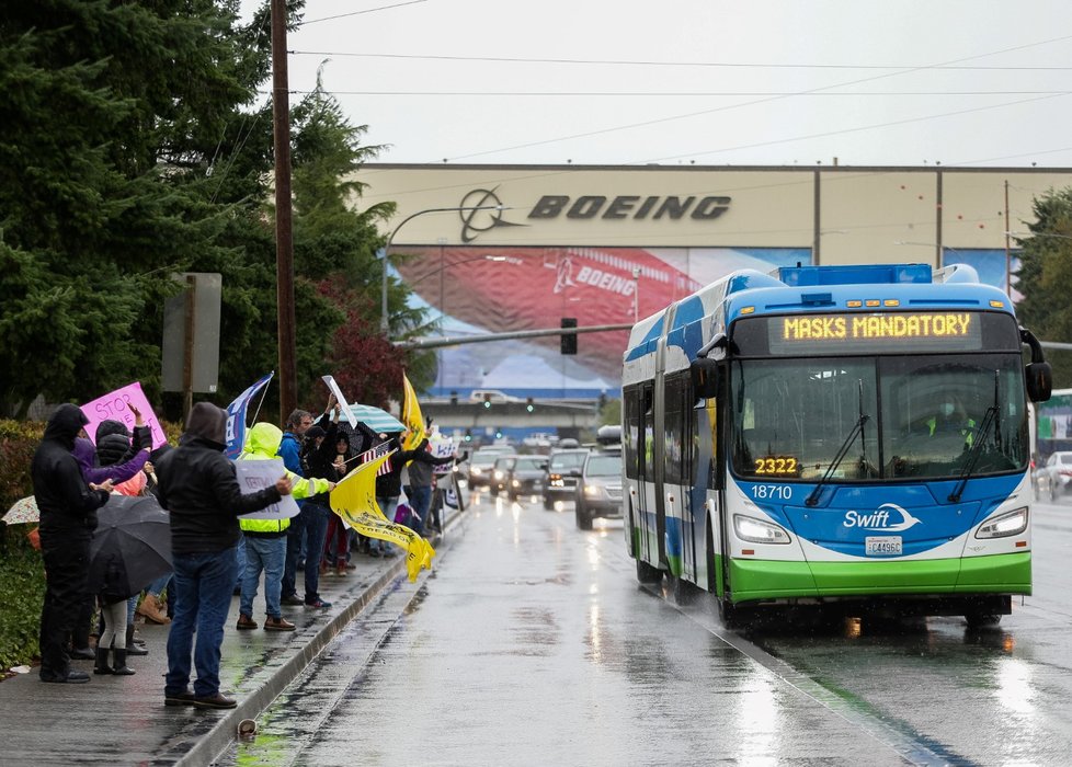 Zaměstnanci Boeingu v USA protestovali proti povinnému očkování.