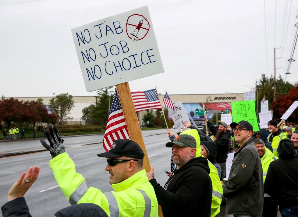 Zaměstnanci Boeingu v USA protestovali proti povinnému očkování