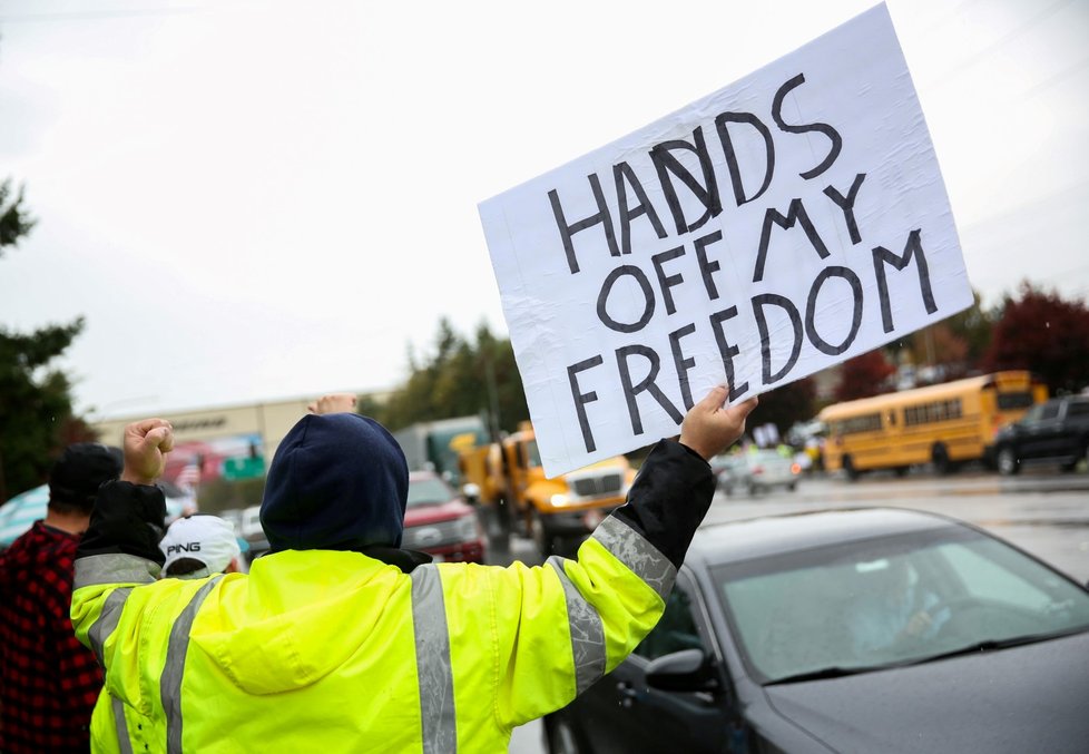 Zaměstnanci Boeingu v USA protestovali proti povinnému očkování