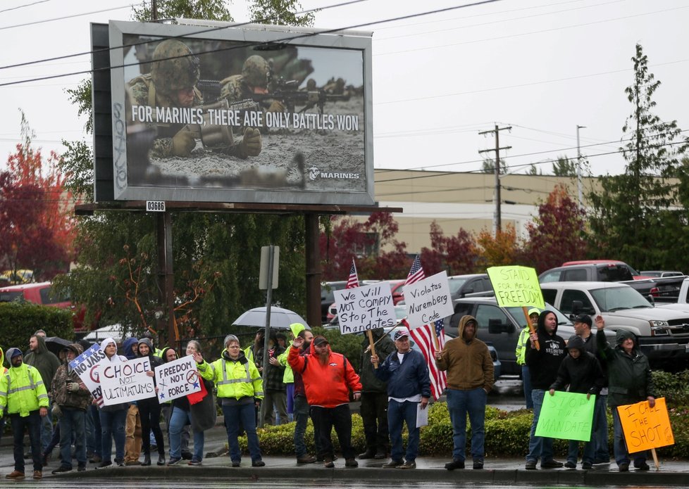 Zaměstnanci Boeingu v USA protestovali proti povinnému očkování