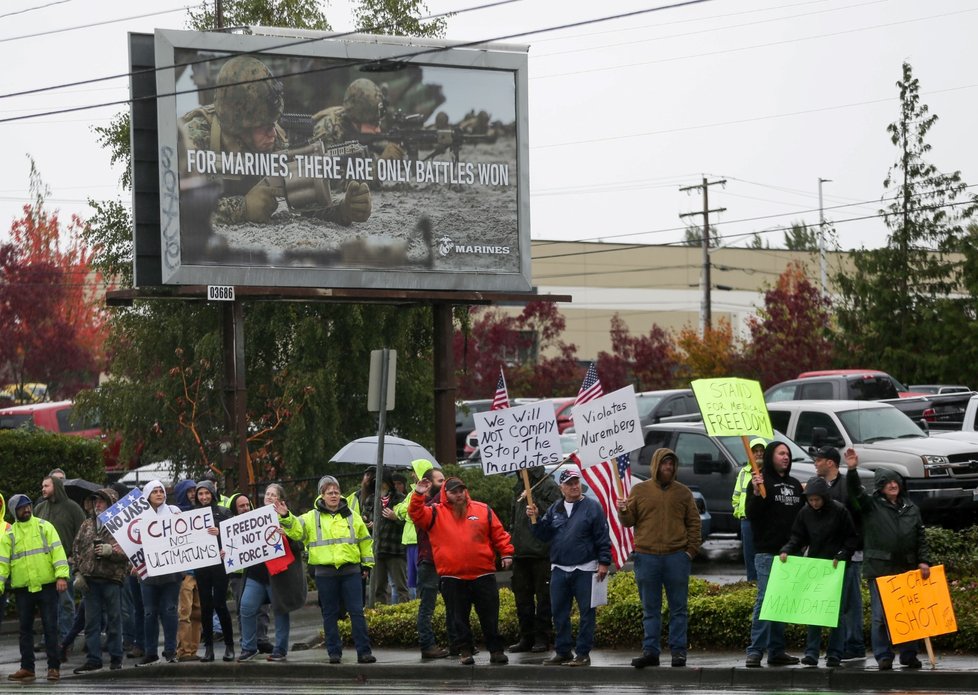 Zaměstnanci Boeingu v USA protestovali proti povinnému očkování.