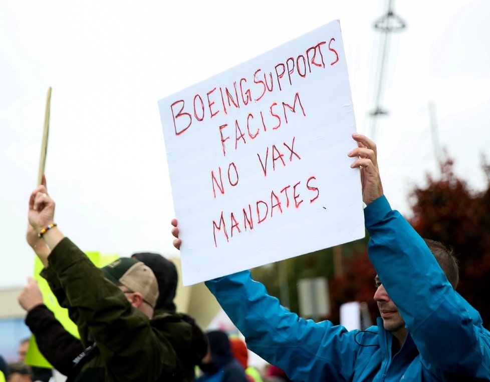 Zaměstnanci Boeingu v USA protestovali proti povinnému očkování.