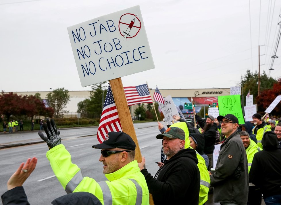 Zaměstnanci Boeingu v USA protestovali proti povinnému očkování.