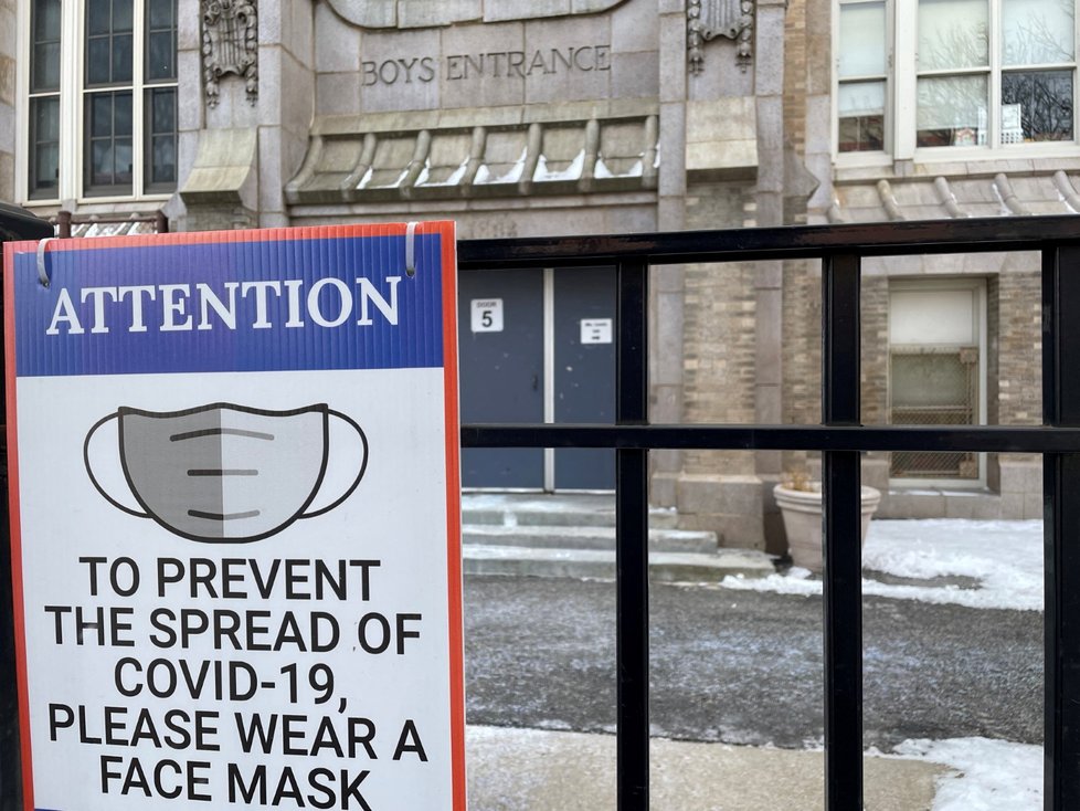 Koronavirus v USA: Uzavření školy po návratu k distančnímu vzdělávání (5.1.2022) Koronavirus v USA: Uzavření školy po návratu k distančnímu vzdělávání (5.1.2022)