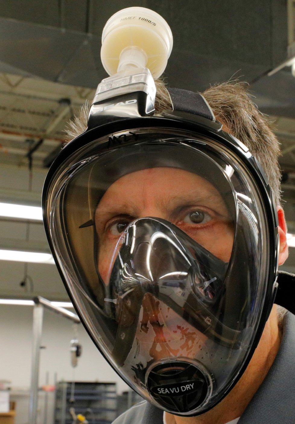 Už i do USA doputoval český zlepšovák na upravené šnorchlovací masky, které po nasazení speciálního filtru fungují jako dokonalá ochrana před šířením viru.
