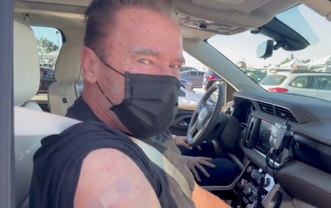 Koronavirus v USA: Arnold Schwarzenegger se nechal očkovat.