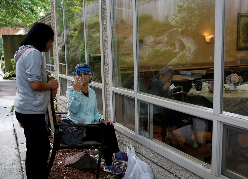 Kvůli viru stále v USA platí omezení pro návštěvy domovů seniorů (28.9.2020)