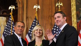 Republikánský poslanec Sněmovny reprezentantů USA Duncan Hunter a jeho manželka Margaret byli obviněni z korupce. Podle prokuratury zneužili 250.000 dolarů (5,5 milionu Kč) z kampaňového fondu na soukromé účely.