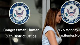 Republikánský poslanec Sněmovny reprezentantů USA Duncan Hunter a jeho manželka Margaret byli obviněni z korupce. Podle prokuratury zneužili 250.000 dolarů (5,5 milionu Kč) z kampaňového fondu na soukromé účely.