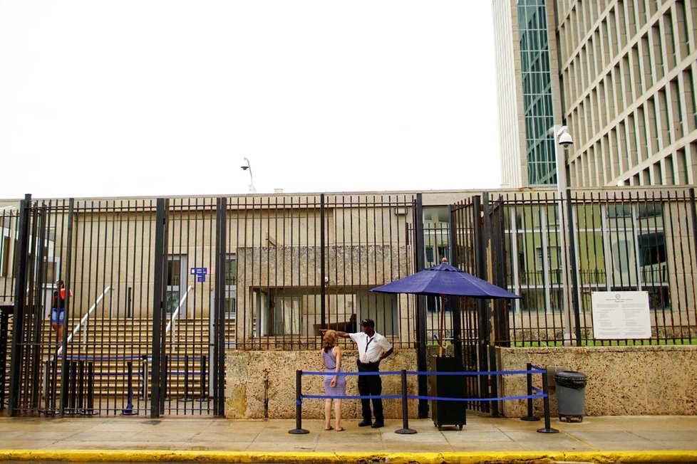 Američané stahují z Kuby většinu personálu ambasády