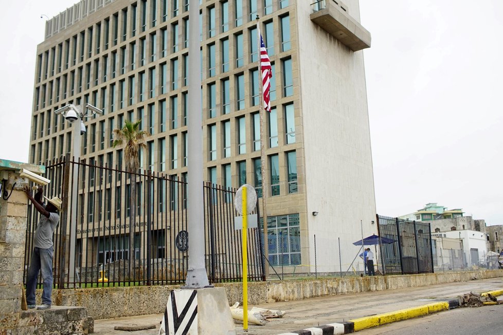 Američané stahují z Kuby většinu personálu ambasády.