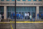 V souvislosti s předchozími akustickými útoky na americké diplomaty na Kubě rozhodla vláda USA o vyhoštění 15 kubánských diplomatů z velvyslanectví ve Washingtonu (3.10.2017).