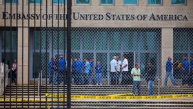 V souvislosti s předchozími akustickými útoky na americké diplomaty na Kubě rozhodla vláda USA o vyhoštění 15 kubánských diplomatů z velvyslanectví ve Washingtonu (3.10.2017).