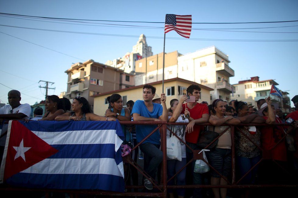 Kubánci s americkou vlajkou