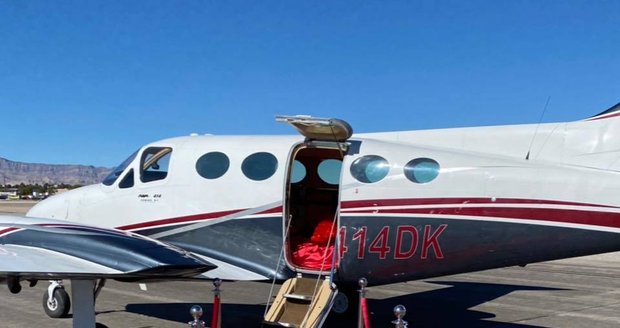 Pilot Anthony Blake nabízí sex v letadle nad Vegas.