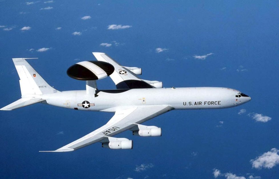 Americký letoun se systémem AWACS.