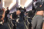 Brutální zásah policie v letadle: Lékaři rozbili hlavu o sedačku, protože odmítal vystoupit.
