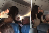 Bývalá modelka napadla v letadle stařečka: Vadilo jí, že neměl respirátor
