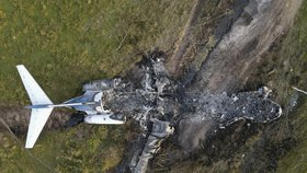 Cestující letadla včetně dítěte (10) zázrakem přežili nepovedený start. V poli zbyly jen ohořelé trosky.